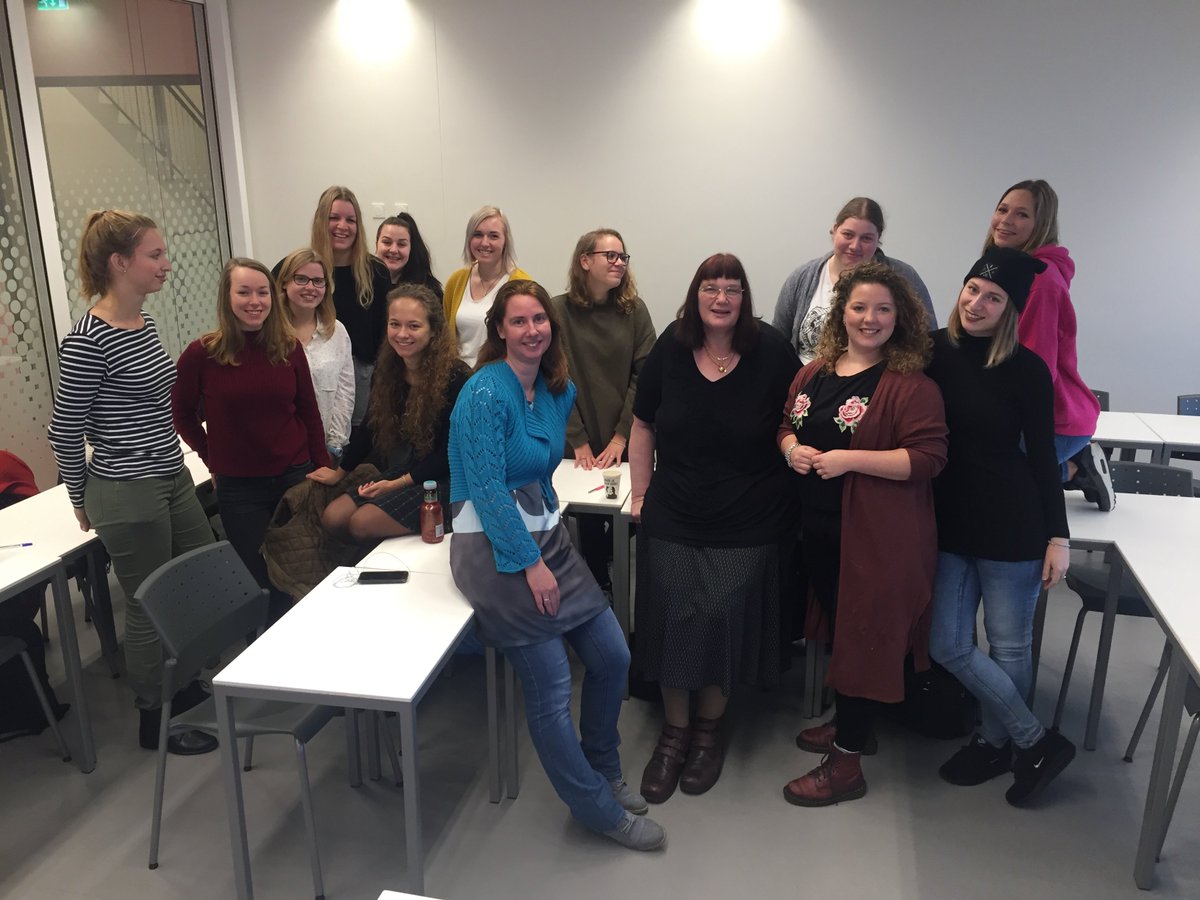 odion's tweet photo. Janna is #ervaringsdeskundige bij Odion. Ze geeft vandaag een gastles op de @HvA aan de studenten #SPH. Janna vertelt samen met Ilse de Boer (functionaris zeggenschap) over meedoen in de maatschappij. Het wordt een speelse en leerzame les. Laat dat maar over aan Janna en Ilse! https://t.co/BSDOEa8izg