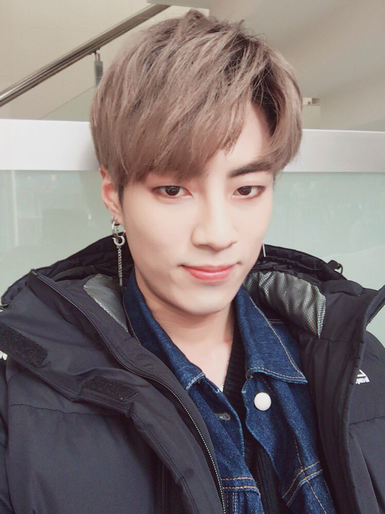 black6ix_twt's tweet photo. [ZIKI]
오늘 저의 모교인 #봉담고 에 다녀왔습니다!
데뷔전에 섰던 무대를 데뷔후 다시 서게되니 너무 떨리고 두근두근했어요😍
저희 담임 선생님도 뵜고 봉담고 친구들도 너무 반가웠어요! 굿밤💕
.
.
.
#Black6ix #블랙식스 #ziki #지키 #굿밤 https://t.co/Sfl6n1xucb