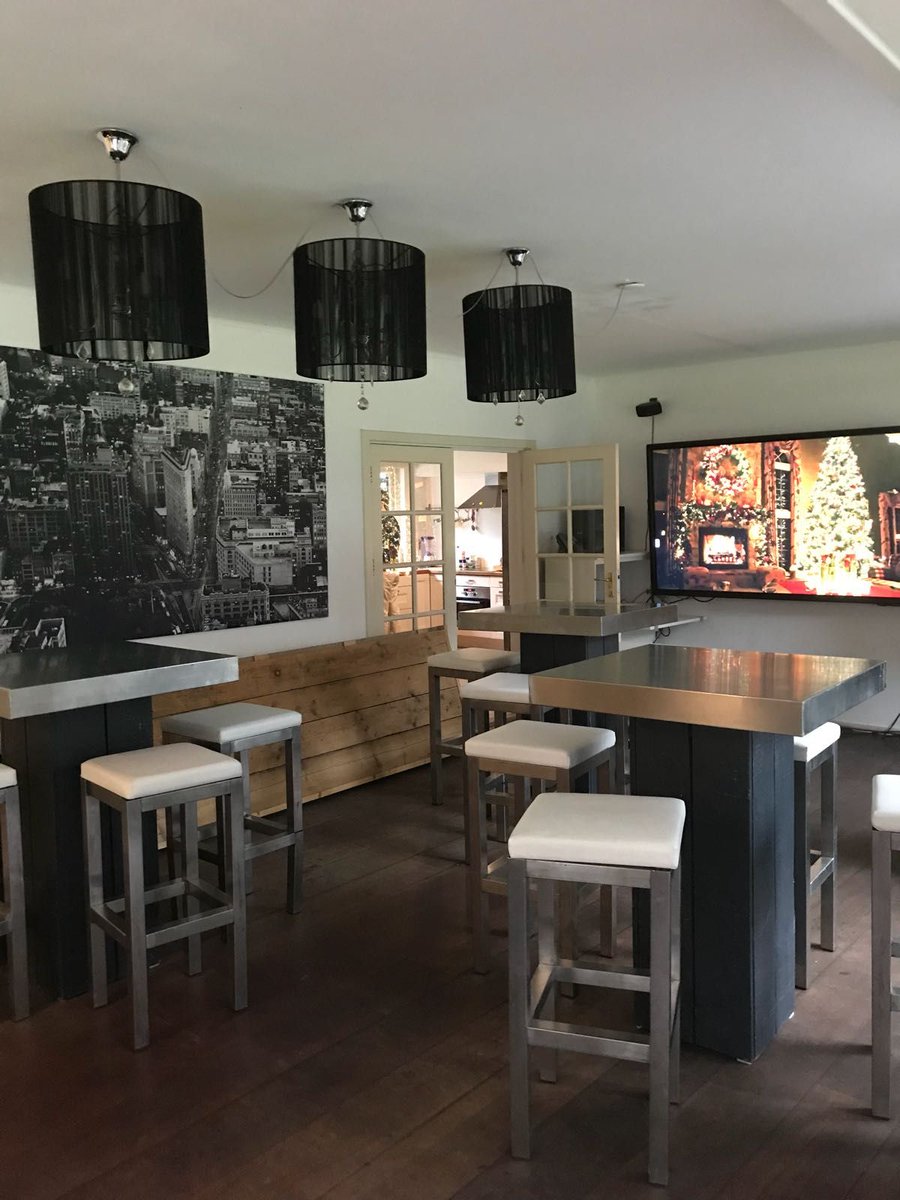 De kerstvoorbereidingen bij DOP zijn in volle gang! Alle DOP-ers wachten gespannen op wat Santa Claus ze dit jaar zal brengen...🎅🏻🎄🍷🍺