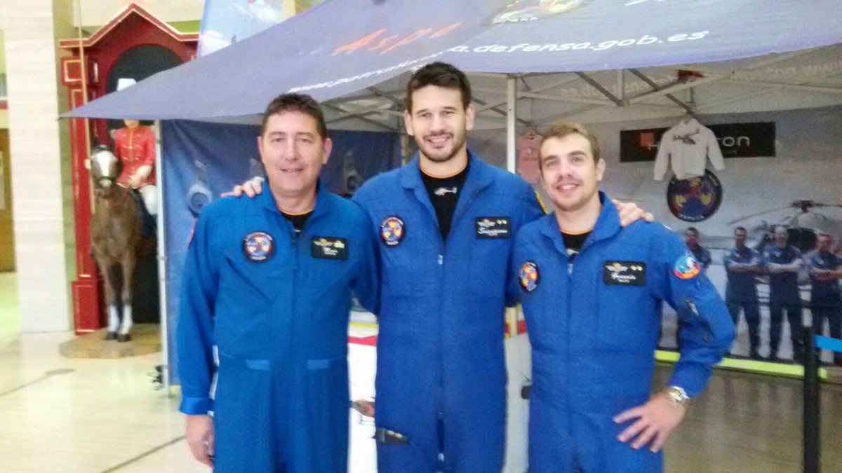 PatrullaAspa's tweet photo. Hoy se inaugura la @ExpoJovenSev !!
Podéis venir a visitarnos, llevaros un póster, saludarnos, ver nuestro #Helicóptero
Si estás cerca de Sevilla aprovecha!! #Aspa2017 @EjercitoAire https://t.co/R3iofUVzjp