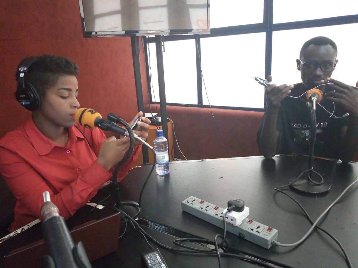 Radiotv10rwanda's tweet photo. #10connect
Muze twinjirane muri weekend ya Noheli hamwe n'injyana ya Lumba
@MugireRitha @DreUmuhoza
#SlyB biteguye gutya:
-Gukora umutobe w'indimu na cocombre unafasha kunanuka
-Mu buzima turagaruka Ku ndwara y'ibimeme
-Turakubwira byinshi utazi Kuri White House
Ntucikwe https://t.co/OJZBOhUEAl