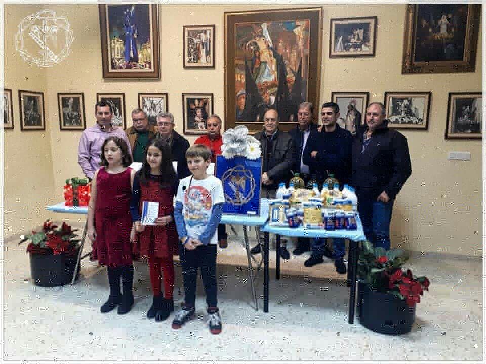 HdadSantaCruz's tweet photo. Obra social Navidad 2017. Contamos con la presencia del CEIP  San Roque de Alicante y Jaime Pérez Director de @CaritasAlicante. @unicef_es @UNICEF @semanasantaalc https://t.co/Tehx0YsROD