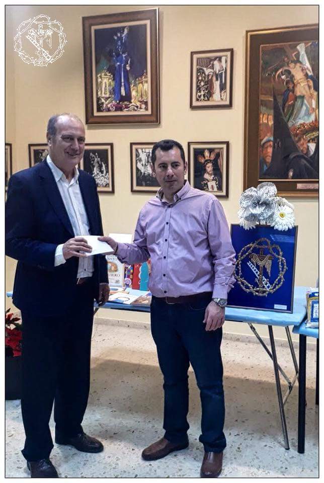 HdadSantaCruz's tweet photo. Obra social Navidad 2017. Contamos con la presencia del CEIP  San Roque de Alicante y Jaime Pérez Director de @CaritasAlicante. @unicef_es @UNICEF @semanasantaalc https://t.co/Tehx0YsROD