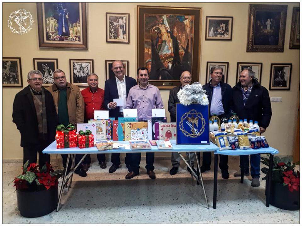 HdadSantaCruz's tweet photo. Obra social Navidad 2017. Contamos con la presencia del CEIP  San Roque de Alicante y Jaime Pérez Director de @CaritasAlicante. @unicef_es @UNICEF @semanasantaalc https://t.co/Tehx0YsROD