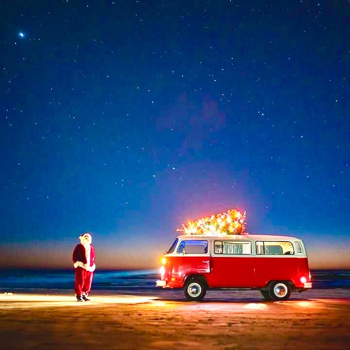 Yescapa's tweet photo. Toute l'équipe #Yescapa vous souhaite un joyeux #Noël ainsi que de magnifiques fêtes de fin d'année 🎅🎄🎁

Heiner Brenes 📷 https://t.co/Nr2z8S4WhZ
