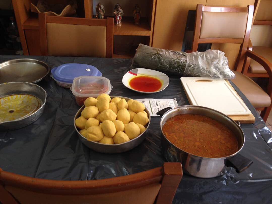 anavmm79's tweet image. Mi mamá @Vitolita1956 no consiguió aceitunas ni pasas pero dijo al carajo todo voy a hacer hallacas, seguro se toma una botella entera de sevillana y se le desamarran! Pero esa es mi vieja