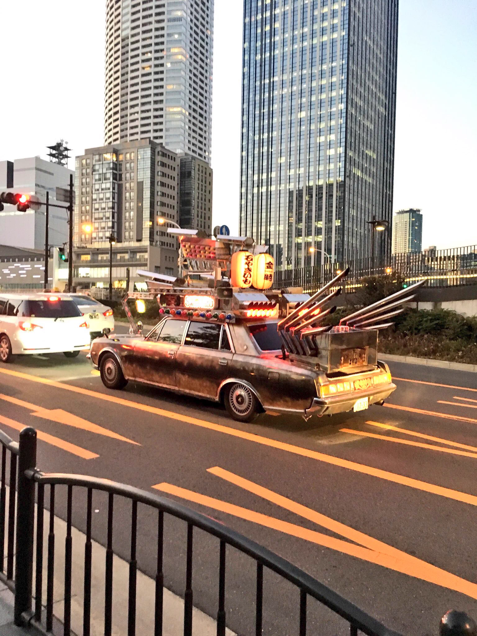 痛車や族車ではなく？中之島にパンクな焼き芋屋車いたｗｗｗ