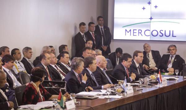visiondigital8's tweet photo. Paraguay apuntará a lograr apertura de mercados agrícolas y de alimentos en Mercosur, afirmó el Pdte. @Horacio_Cartes 
#VisionNoticias https://t.co/VQBbazwneF