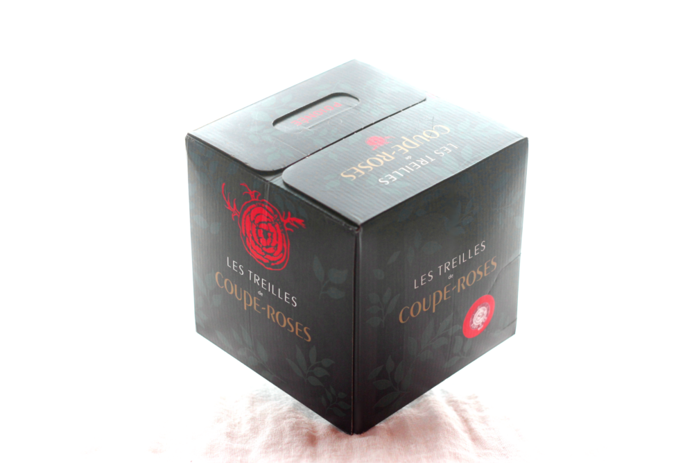 <a href="/CoupeRoses/">Château Coupe-Roses</a>  vous présente sa nouveauté :
Les Treilles de Coupe-Roses* :
Bib chic et design de 3L.
*Bon vin issu de l'agriculture biologique