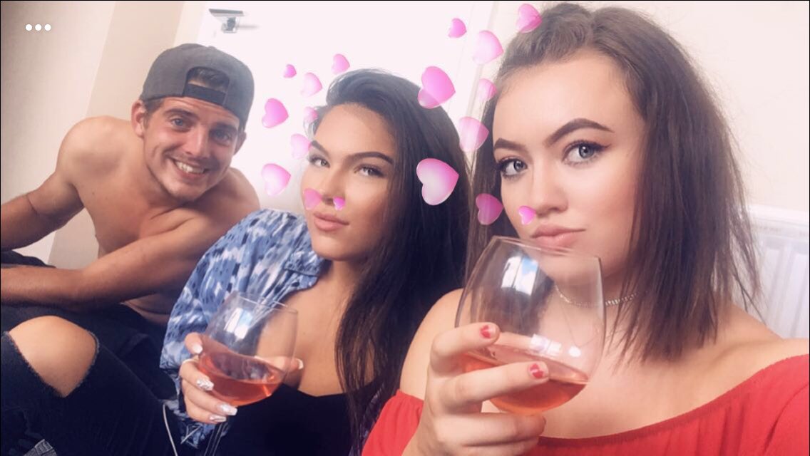 imogen266's tweet photo. Happy birthday @charlottedewis_!!!!!! Hope you had the best day!!! I love you loaaaadddssssss 🙌🏾💗❤️ https://t.co/PDvybFdcQv