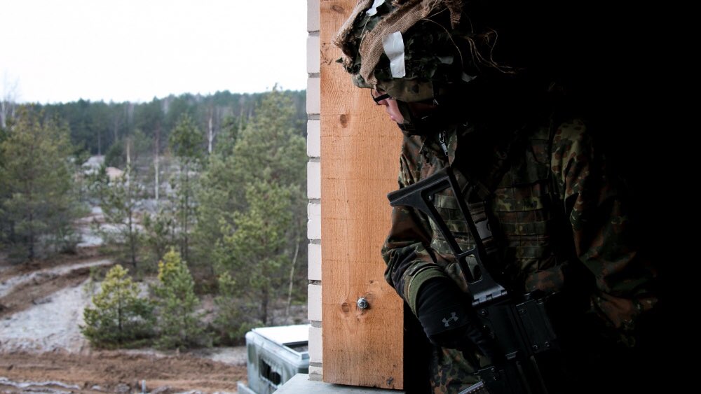 DaggerBDE's tweet photo. #DaggerBDE did a 2nd rapid response exercise. This time in Lithuania, & was focused on dismounted operations. German Allies were also there to support by acting as an opposing force to test the unit’s capabilities. #ReadyNow @USArmyEurope, @FightingFirst https://t.co/xh7AaXm1oL https://t.co/rUvHHmtkRS