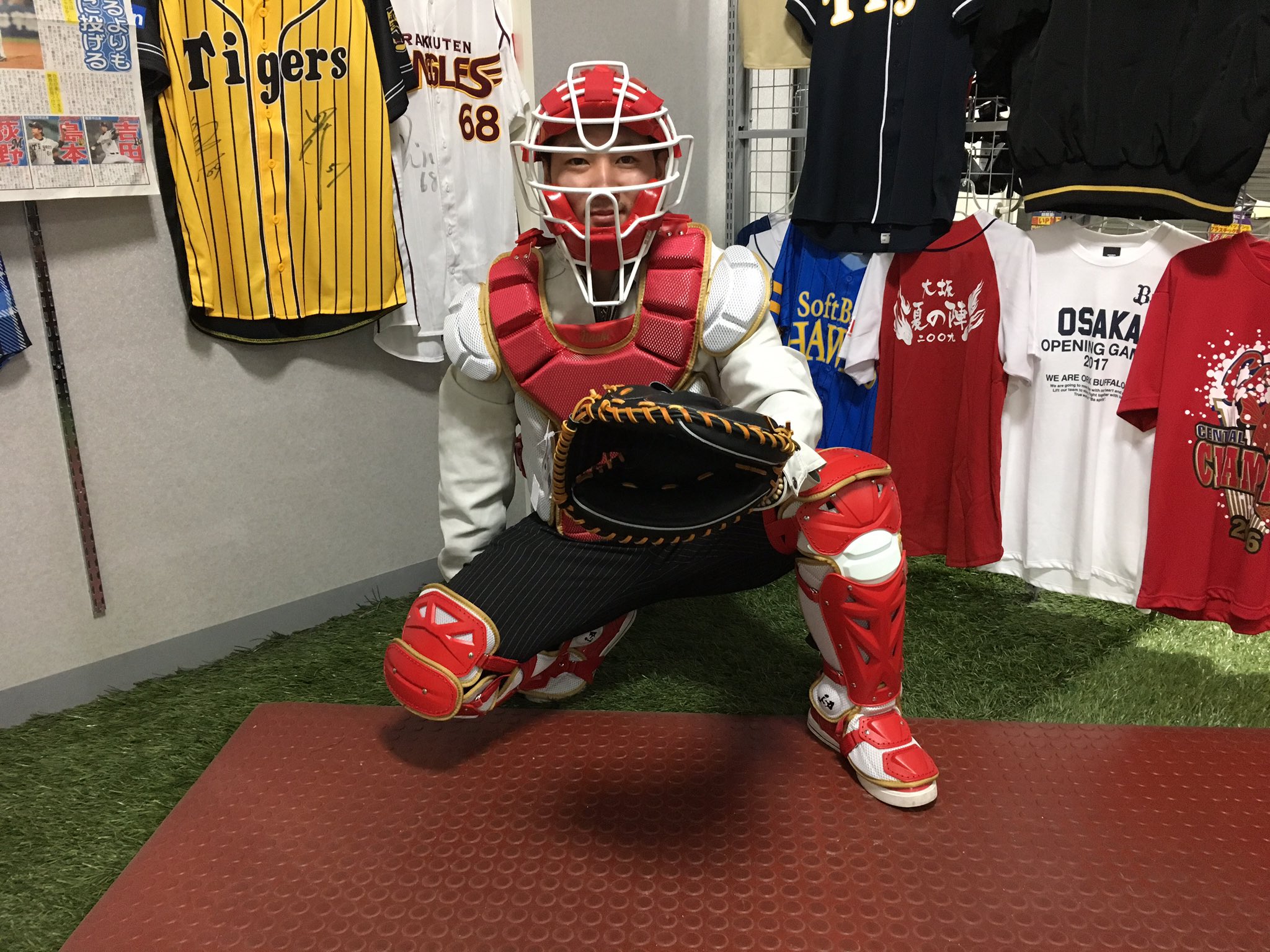 マツダスポーツ奈良店 ミズノプロ オーダーキャッチャー防具届きました 硬式用の防具をソフトボール仕様に Jsa マークを取り付け 首元には名前のプリントを 実際にご本人様に装着してもらい ハイ ポーズ マツダスポーツ ミズノプロ ミズノ