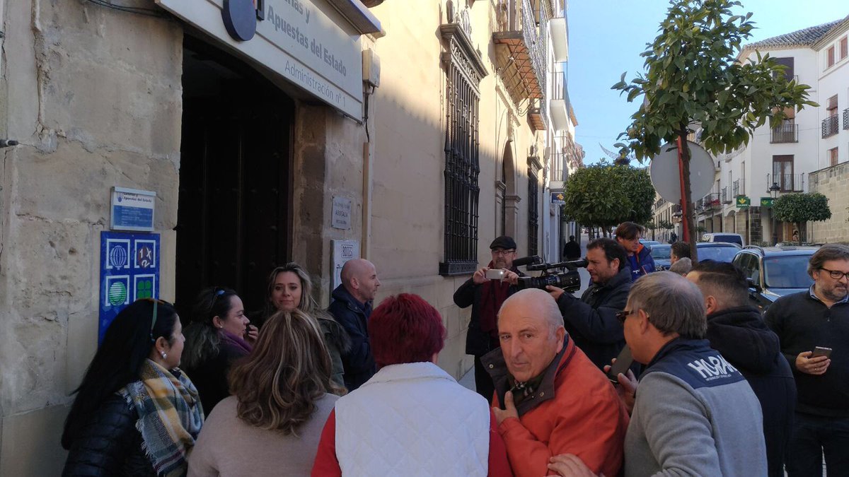 Turistour_on's tweet photo. ¡Nos ha rozado la suerte 🍀! La administración de enfrente de nuestra oficina en #Baeza ha repartido el gordo.Y aunque nosotros no hemos sido afortunados estamos disfrutando del ambiente y de la fiesta. ¡Nuestra suerte es nuestro trabajo! #LoteríaNavidad #LoteriaRTVE https://t.co/x8njHPyFun
