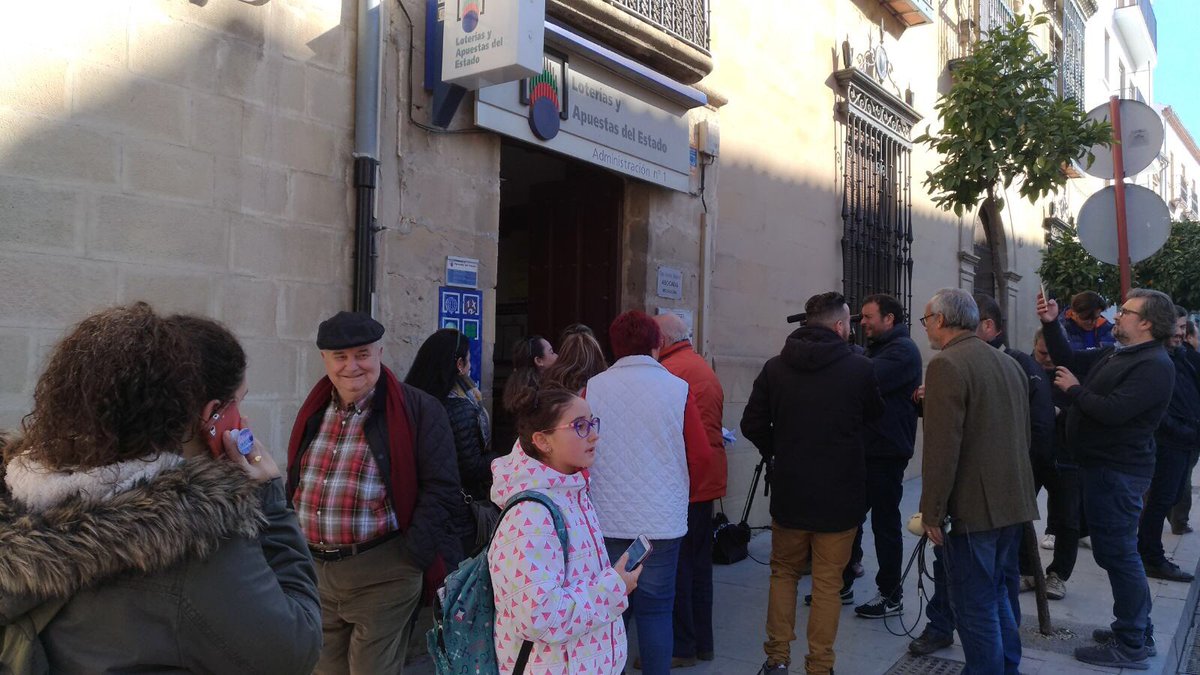 Turistour_on's tweet photo. ¡Nos ha rozado la suerte 🍀! La administración de enfrente de nuestra oficina en #Baeza ha repartido el gordo.Y aunque nosotros no hemos sido afortunados estamos disfrutando del ambiente y de la fiesta. ¡Nuestra suerte es nuestro trabajo! #LoteríaNavidad #LoteriaRTVE https://t.co/x8njHPyFun