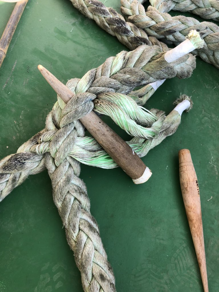 塩塚建設株式会社 Auf Twitter 今日はピット 船が流れないように止める出っ張り にかけるロープを切ってしまったので 編み込んでいました O 棒 シノ でほじくってそこにロープを通し 棒で叩いてロープを締める という作業です 宮本 起重機船 船 ロープ