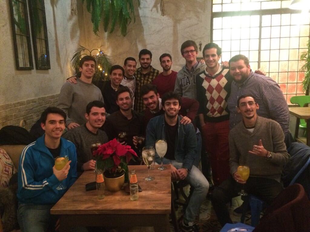 trianacityfs's tweet photo. La plantilla y el cuerpo técnico del @trianacityfs despidió ayer este año 2017. Cena de club, donde demuestra que más que un equipo, es una familia. #SomosUno 💙💙💙 https://t.co/RSHs7Tu0Hb