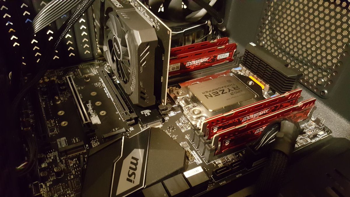 Un dragón ha despertado... 🐲
@MSI_IBERIA <a href="/AMDRyzen/">AMD Ryzen</a> <a href="/ballistixgaming/">Crucial Ballistix</a> <a href="/RambootClub/">Ramboot Club</a> 
Esperamos que nos traiga muchos verdes en 2018!