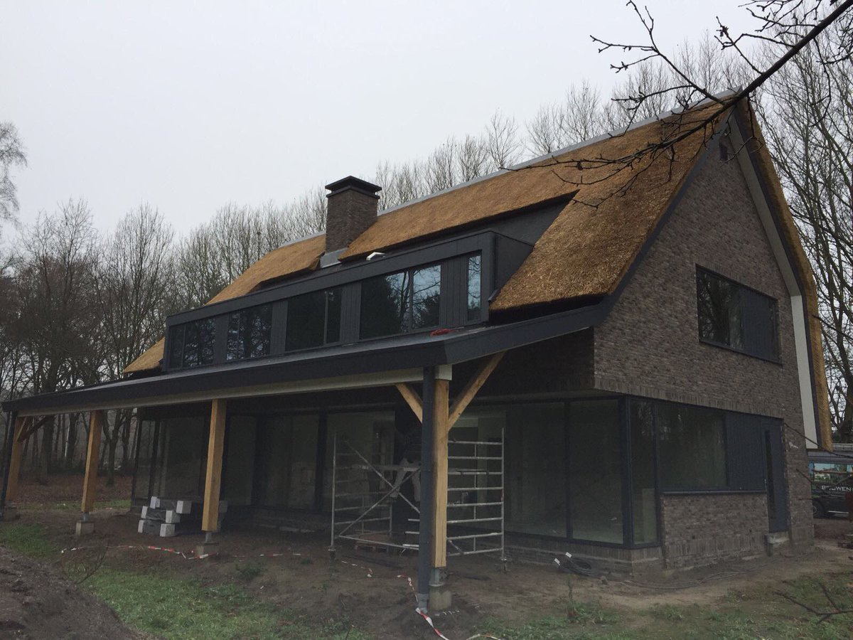 thuisinbouwen's tweet photo. #oplevering #nieuwbouw Rietgedekte woning in @gem_Oirschot #ontwerppartner #vanmanen architecten #bouwpartner #botvdham https://t.co/j8bdsmZFeN