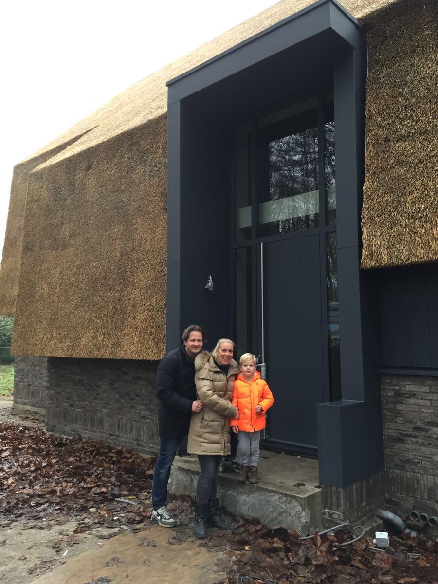 thuisinbouwen's tweet photo. #oplevering #nieuwbouw Rietgedekte woning in @gem_Oirschot #ontwerppartner #vanmanen architecten #bouwpartner #botvdham https://t.co/j8bdsmZFeN