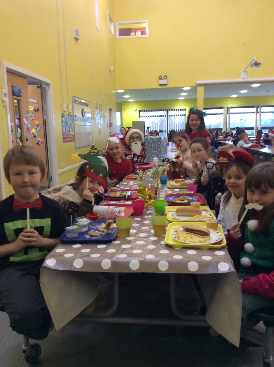 chapelhallPS's tweet image. Our end of term super table kids  #supertable #manners 😀👍