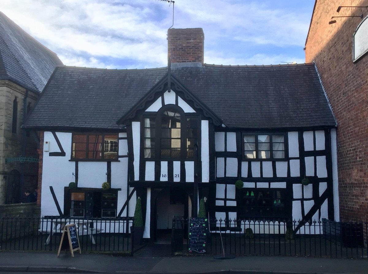 HartshornsCake's tweet photo. We are opposite the Black Gate https://t.co/bEXhjkXsk0