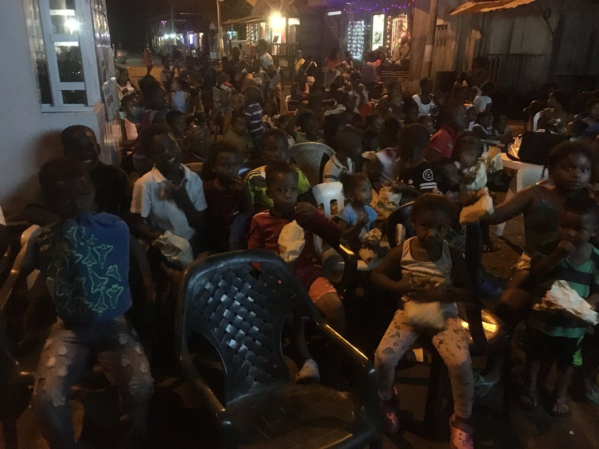 fundartingcol's tweet photo. Ayer en #CineenmiBarrio en #Tumaco sector el Morrito, compartiendo del mundo Marino con los niños y niñas sobre importancia de conservar y proteger los mares #CeroBolsasPlásticas https://t.co/l7JuP3WHWn