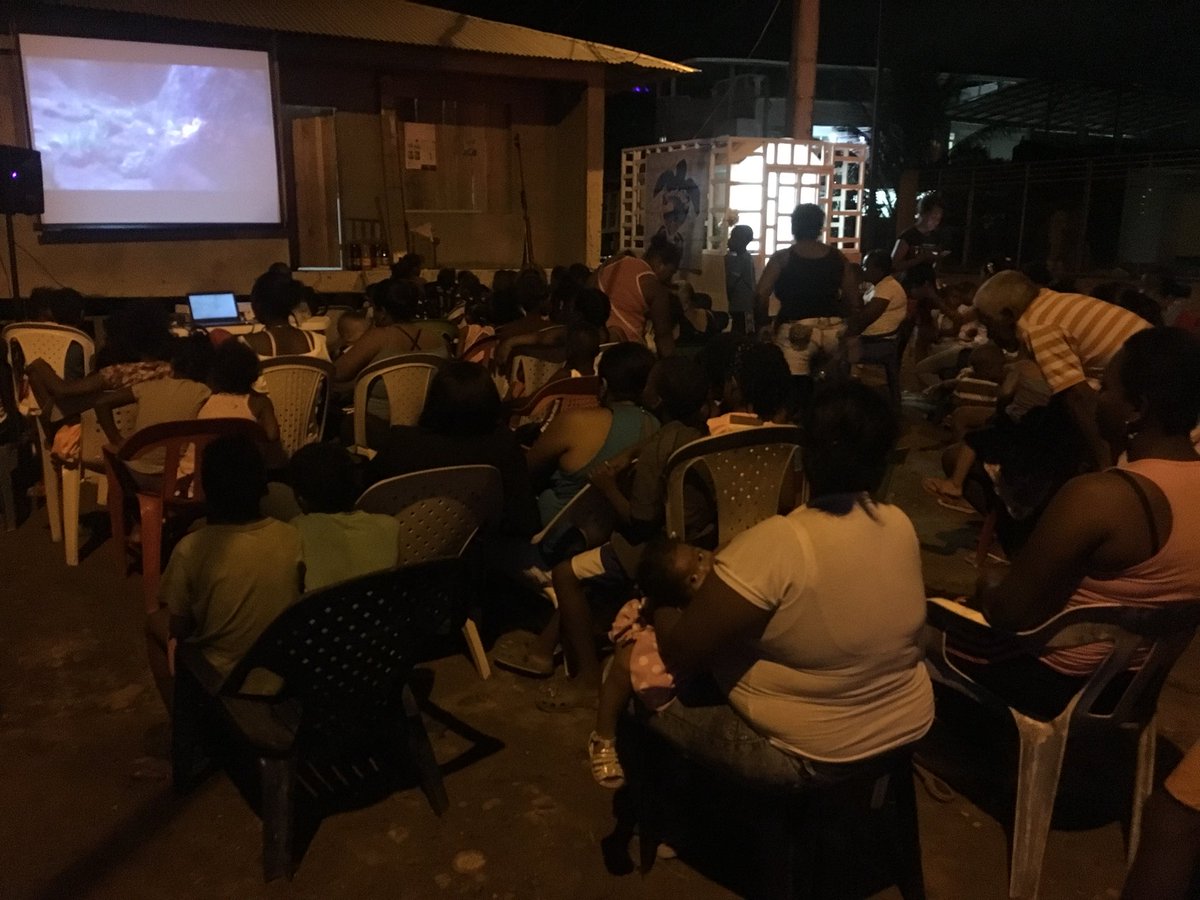 fundartingcol's tweet photo. Ayer en #CineenmiBarrio en #Tumaco sector el Morrito, compartiendo del mundo Marino con los niños y niñas sobre importancia de conservar y proteger los mares #CeroBolsasPlásticas https://t.co/l7JuP3WHWn