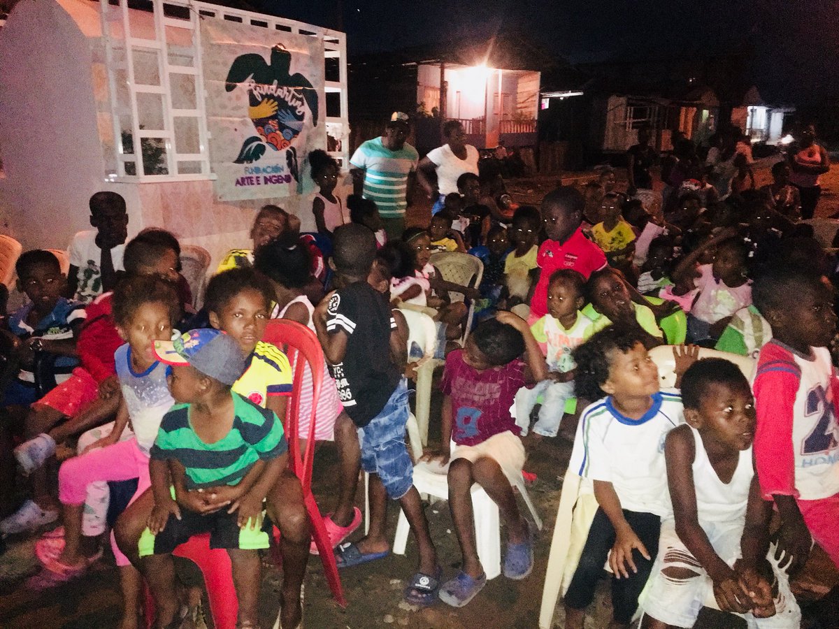 fundartingcol's tweet photo. Ayer en #CineenmiBarrio en #Tumaco sector el Morrito, compartiendo del mundo Marino con los niños y niñas sobre importancia de conservar y proteger los mares #CeroBolsasPlásticas https://t.co/l7JuP3WHWn