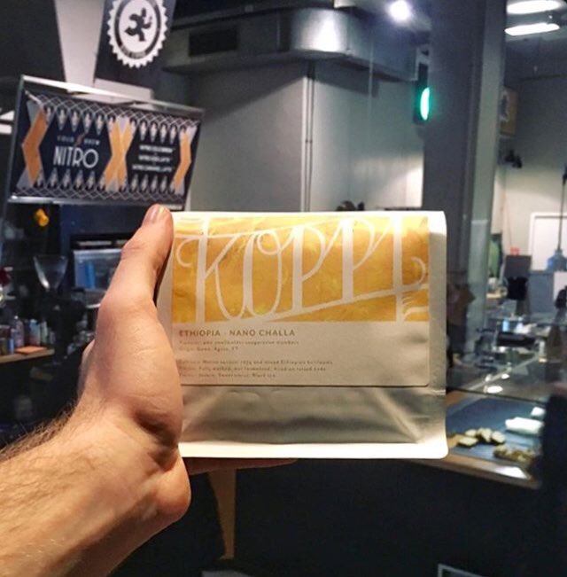 wtn_koebogen's tweet photo. Wir freuen uns sehr euch in den nächsten Wochen diesen Ethiopia Nano Challa von @Koppi_roasters in der Hunsrückenstraße servieren zu können. Dieser fully washed erinnert an Jasmin, süße Zitrusfrüchte und schwarzen Tee. Erhältlich in der Karaffe und als ganze Bohne. #koppi #woyton https://t.co/LydN4J0n4b