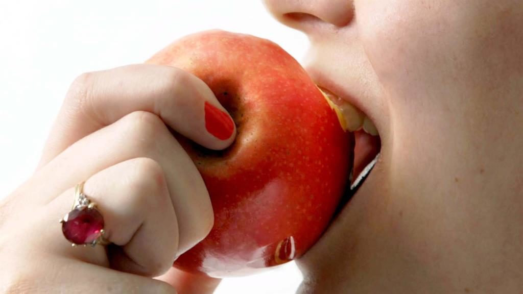 fpcfreshtalk's tweet photo. An apple a day keeps lung damage at bay https://t.co/jTyK7wHT9j #FreshtalkHeadlines https://t.co/A0WEJk2QmT