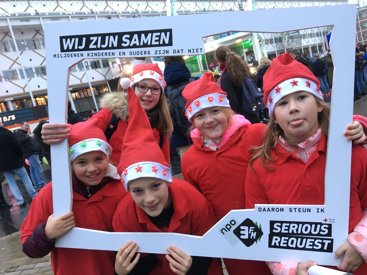 tweetsdiane's tweet photo. @SeriousRequest vanmorgen met 5 kids van De Kopermolen €2865,31 van de kerstmarkt en andere acties van onze school mogen brengen bij Het Glazen Huis #SR17 #zotrots https://t.co/NYkFlsZKwP