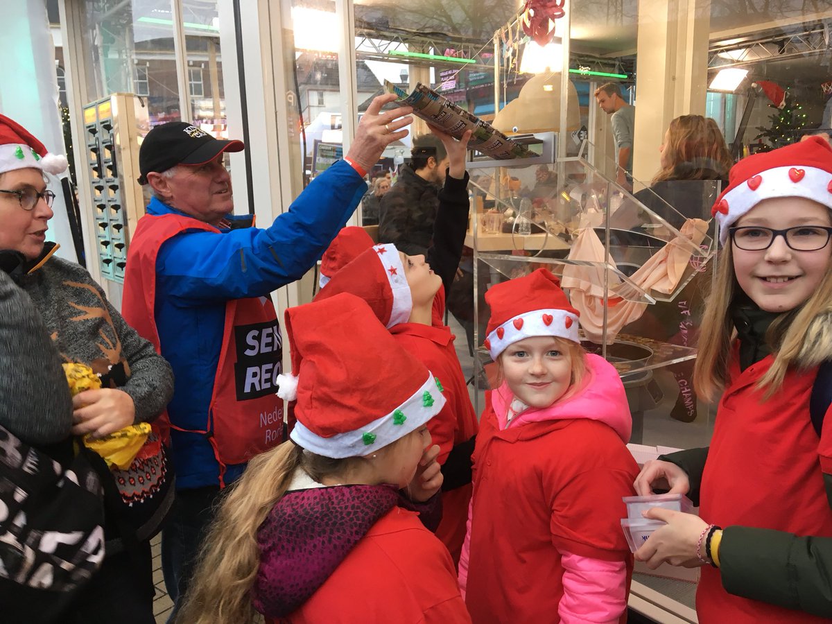 tweetsdiane's tweet photo. @SeriousRequest vanmorgen met 5 kids van De Kopermolen €2865,31 van de kerstmarkt en andere acties van onze school mogen brengen bij Het Glazen Huis #SR17 #zotrots https://t.co/NYkFlsZKwP