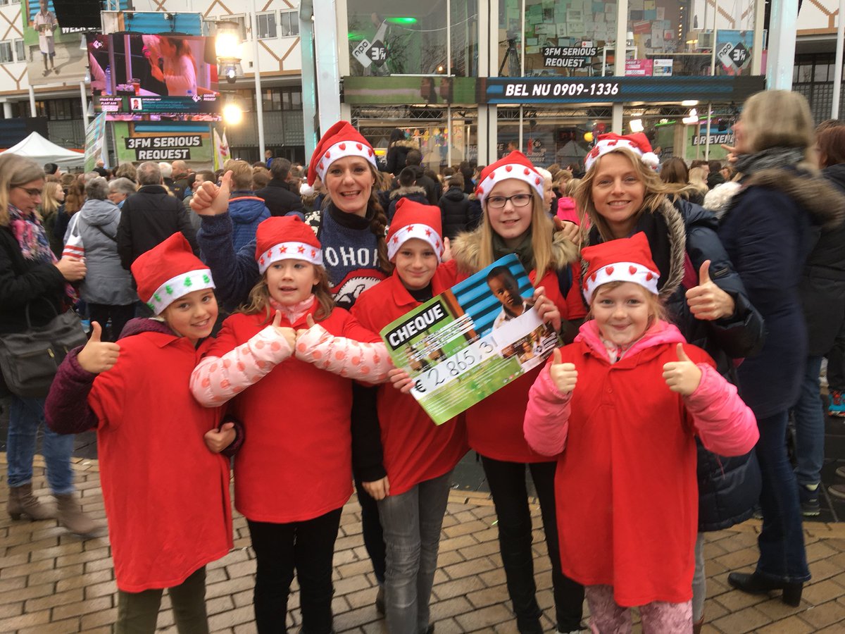 tweetsdiane's tweet photo. @SeriousRequest vanmorgen met 5 kids van De Kopermolen €2865,31 van de kerstmarkt en andere acties van onze school mogen brengen bij Het Glazen Huis #SR17 #zotrots https://t.co/NYkFlsZKwP