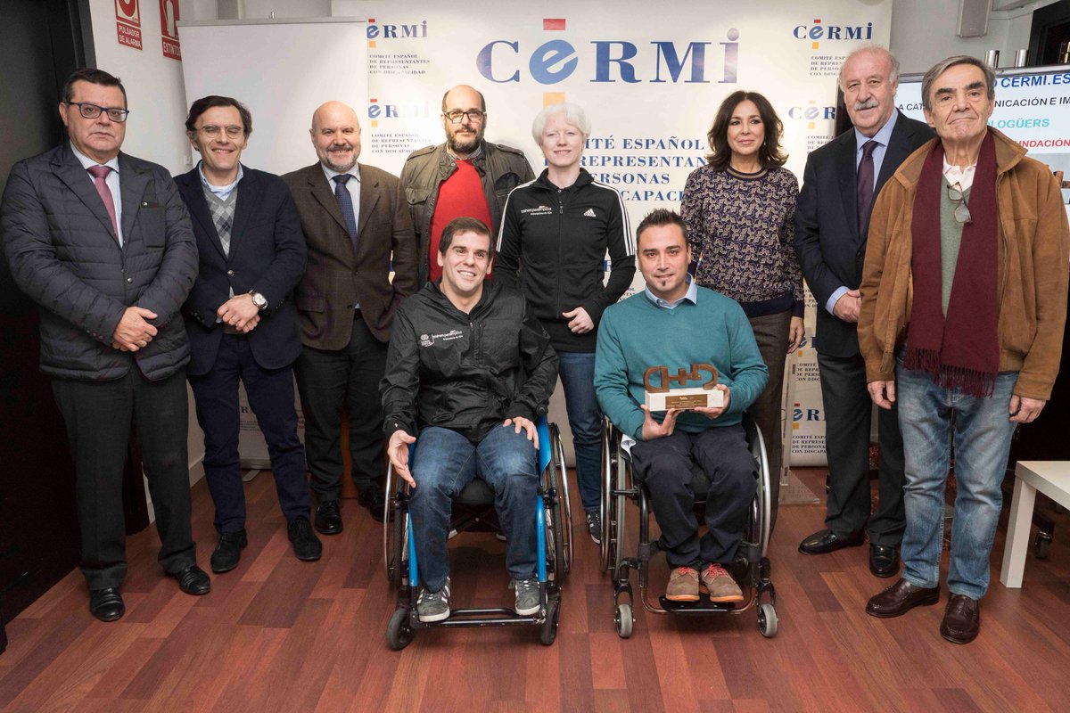 Fundacion_ONCE's tweet photo. La pandilla de #OnFologüers recibe el Premio Cermi.es 2017. Gracias!!! https://t.co/76xShbarjJ https://t.co/VZqbnCpyum