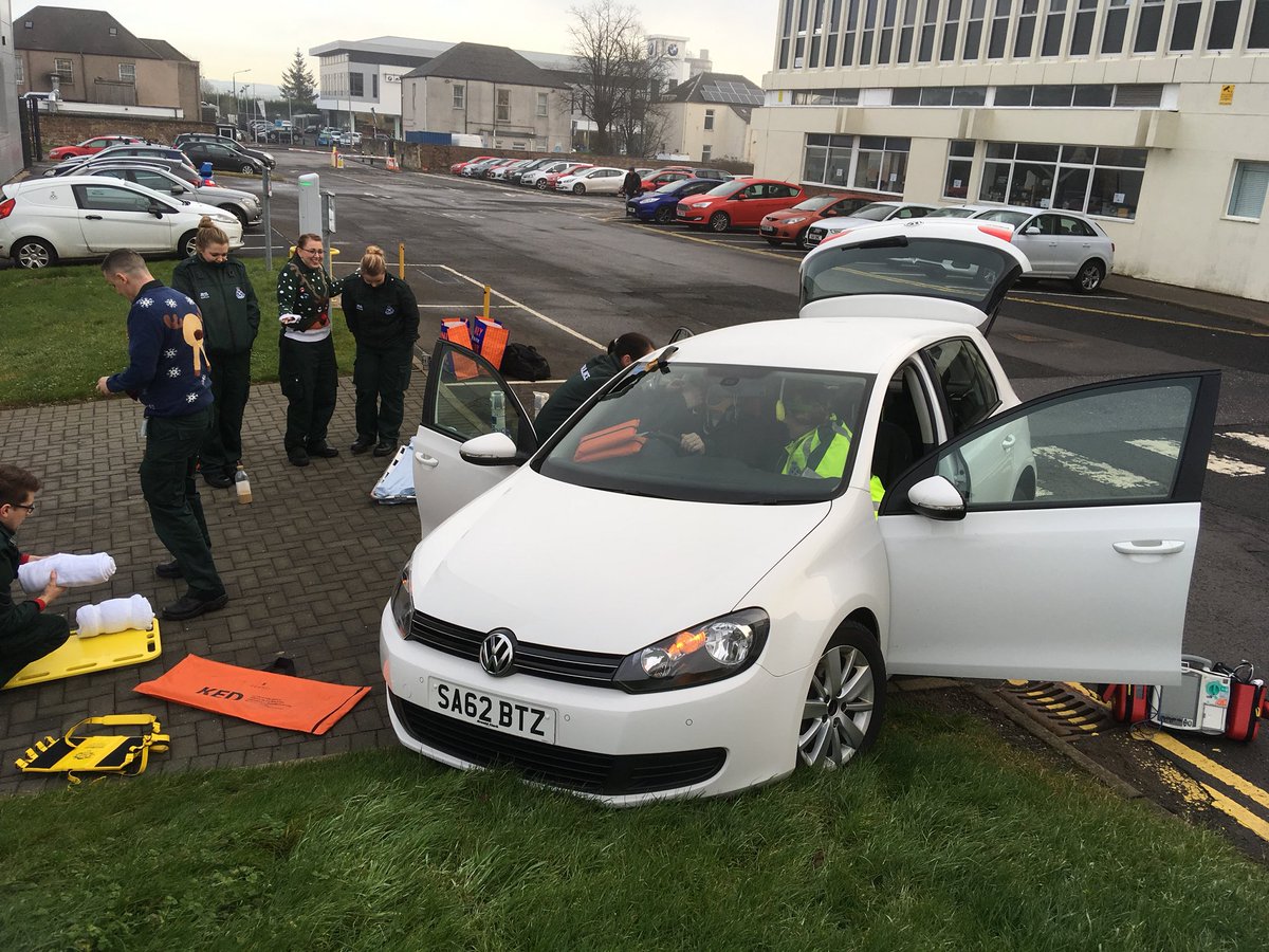SASEPDDWest's tweet photo. #WTECH0217 students practicing immobilisation skills and difficult extrications.  #RTC #Simulation #PatientCare #KED #noyoucantcutmyroofoff https://t.co/REhHpNP4YO