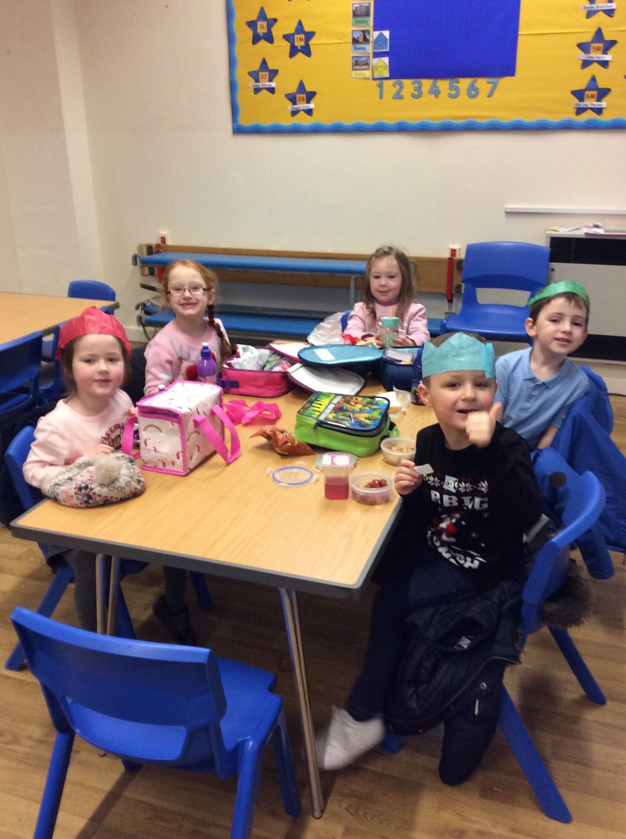 smceps's tweet photo. Reception enjoying Christmas dinner🎄
#smcepsEY https://t.co/WqoX609ksX