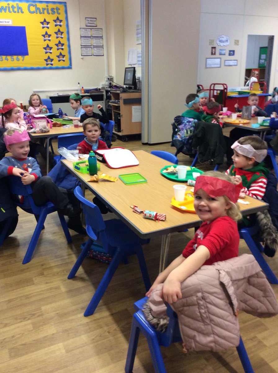 smceps's tweet photo. Reception enjoying Christmas dinner🎄
#smcepsEY https://t.co/WqoX609ksX