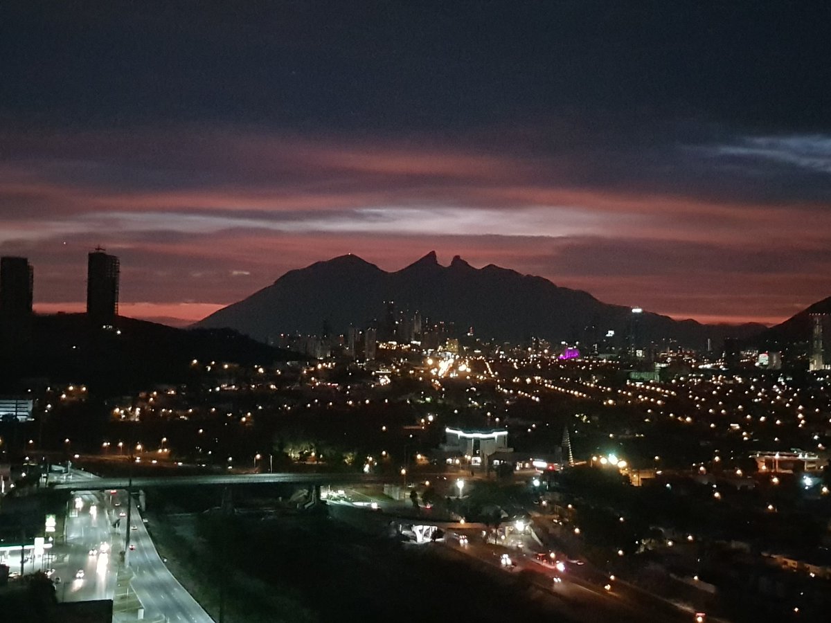 Días! Y asi mi amanecer hoy. 🤗
#NoFilters #CerroDeLaSilla #NL #ColoresBonitos 🌄🌆🌅😊