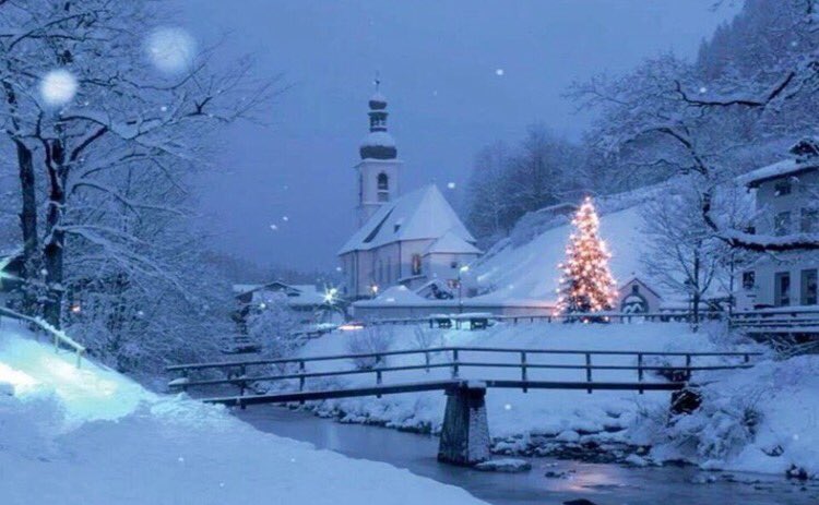 RonTylerRealtor's tweet photo. What a wonderful year it has been!  I hope you all have a beautiful holiday season, and that 2018 brings much health &amp; happiness!

Merry Christmas, and Happy New Year!

📷 unknown https://t.co/fj8KLjhLTy