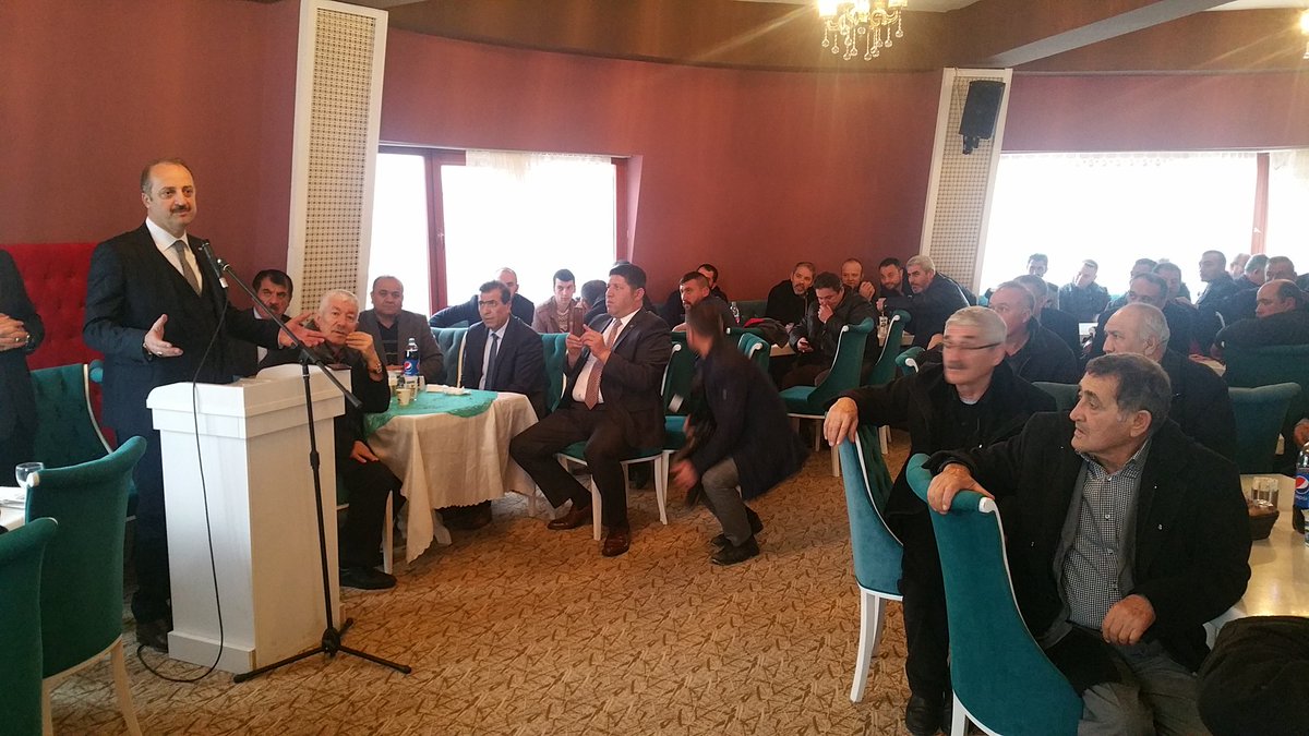 mesutakgul06's tweet photo. Ankara Minibüsçüler Esnaf Odası Başkanı Hacıbekir Gani ve İlçe Başkanımız @MAbdullahOzer beraber Ulus-Mamak-Kayaş dolmuş hattında çalışan esnaf kardeşlerimizle biraya gelerek hasbihal ettik. https://t.co/3ZnQhtCOa1