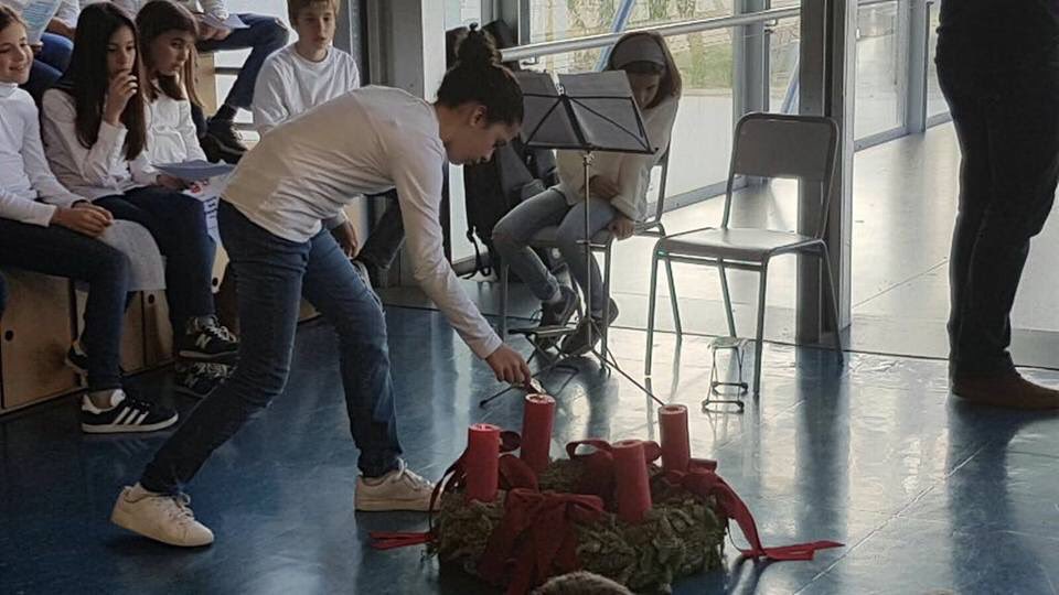 thaubarcelona's tweet photo. Els nens i nenes de 5èD ens expliquen l'origen de la celabració del dia de Reis.#5èprimària
#tempsdadvent
#thaubcn https://t.co/20pYGGIY4H