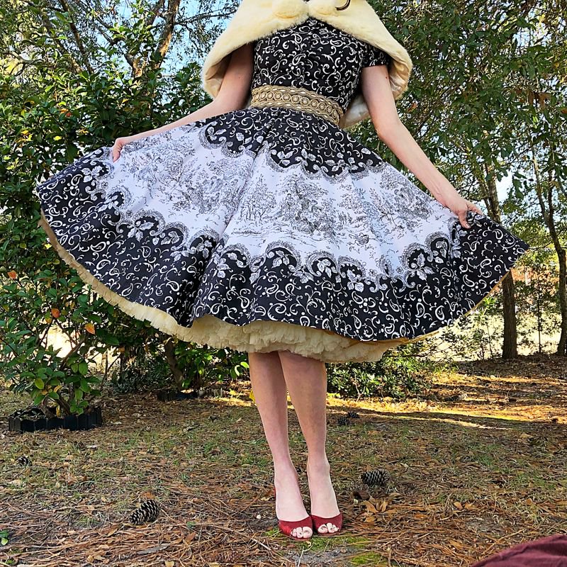 Dressed_App's tweet photo. New #ootd on the blog: I’d like my Christmas with a side of border print please… #sartorialmatters #vintage #borderprint #vintageblog #vintageblogger https://t.co/iM2lFVKGQr https://t.co/fzaMFIrgEC