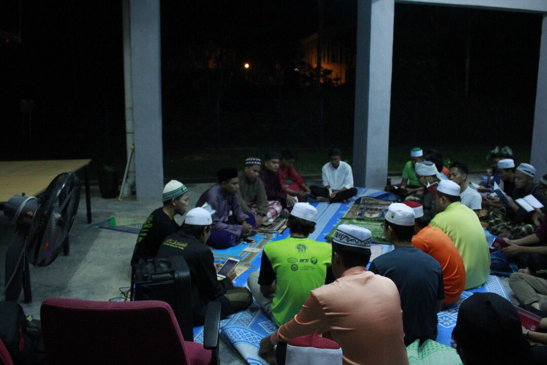 _PERKASE's tweet photo. Alhamdulillah, majlis bacaan yasen dan doa selamat sempena peperiksaan akhir semester 1 slesai dgn kerjasama ahli surau dan hampir sluruh warga SE ππ»
May Allah ease everything..Good Luck for our final guys π
#ppkse #ppkseunimap #unimap #perkase #perkase #SEnation https://t.co/o7Eq5RxtoJ