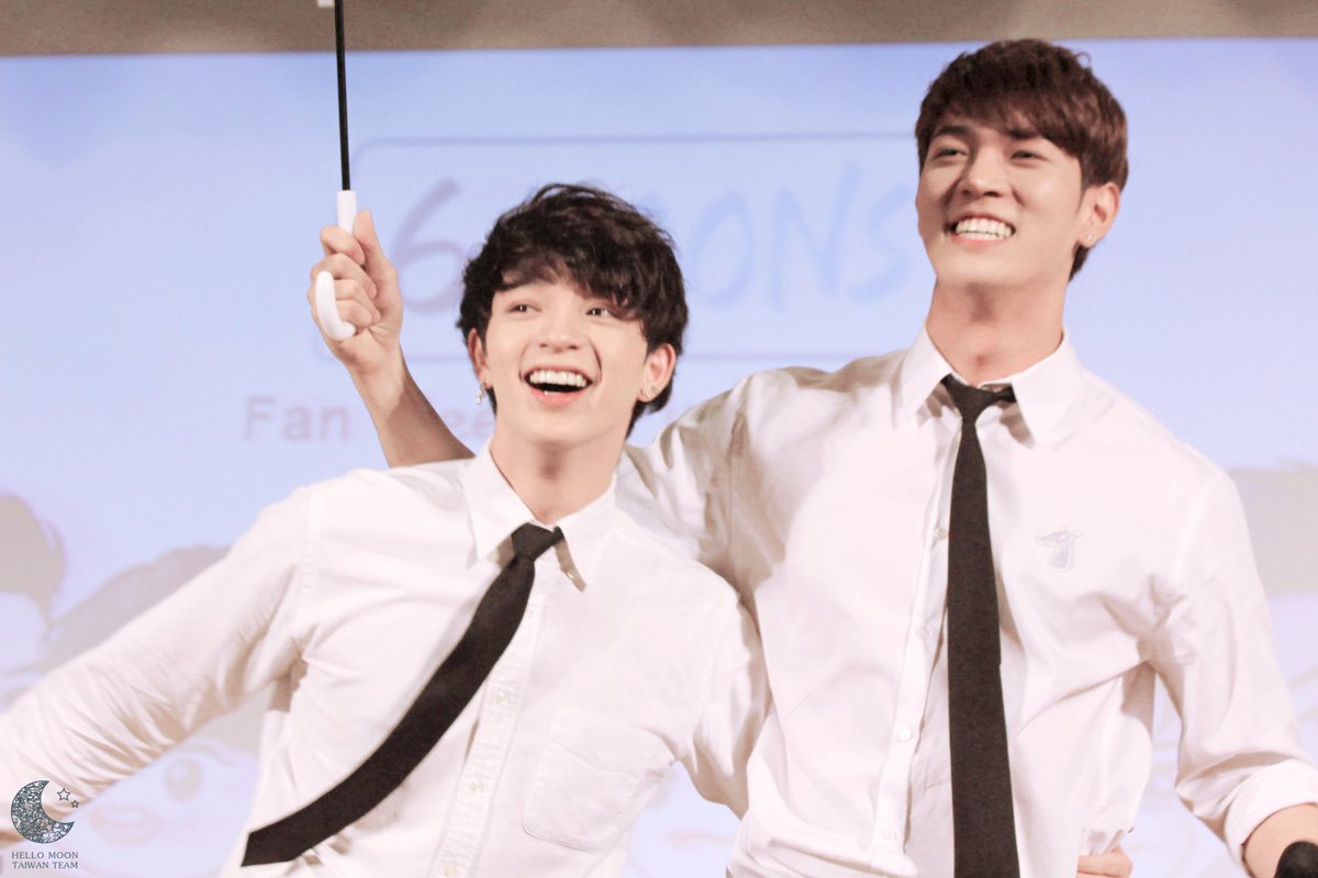HelloMoonTWTEAM's tweet photo. 20171209 ไต้หวัน FM
👬☂️💕
@gxxod4 @basjtr #กบ
 #Gxxod #ก็อตอิทธิพัทธ์ #bbasjtr #บาสเด็กอ้วนที่แท้จริง 
#6MoonsAsiaTour #6MoonsinTaipei https://t.co/3W6mtZzcjt