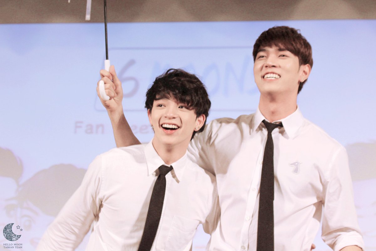 HelloMoonTWTEAM's tweet photo. 20171209 ไต้หวัน FM
👬☂️💕
@gxxod4 @basjtr #กบ
 #Gxxod #ก็อตอิทธิพัทธ์ #bbasjtr #บาสเด็กอ้วนที่แท้จริง 
#6MoonsAsiaTour #6MoonsinTaipei https://t.co/3W6mtZzcjt