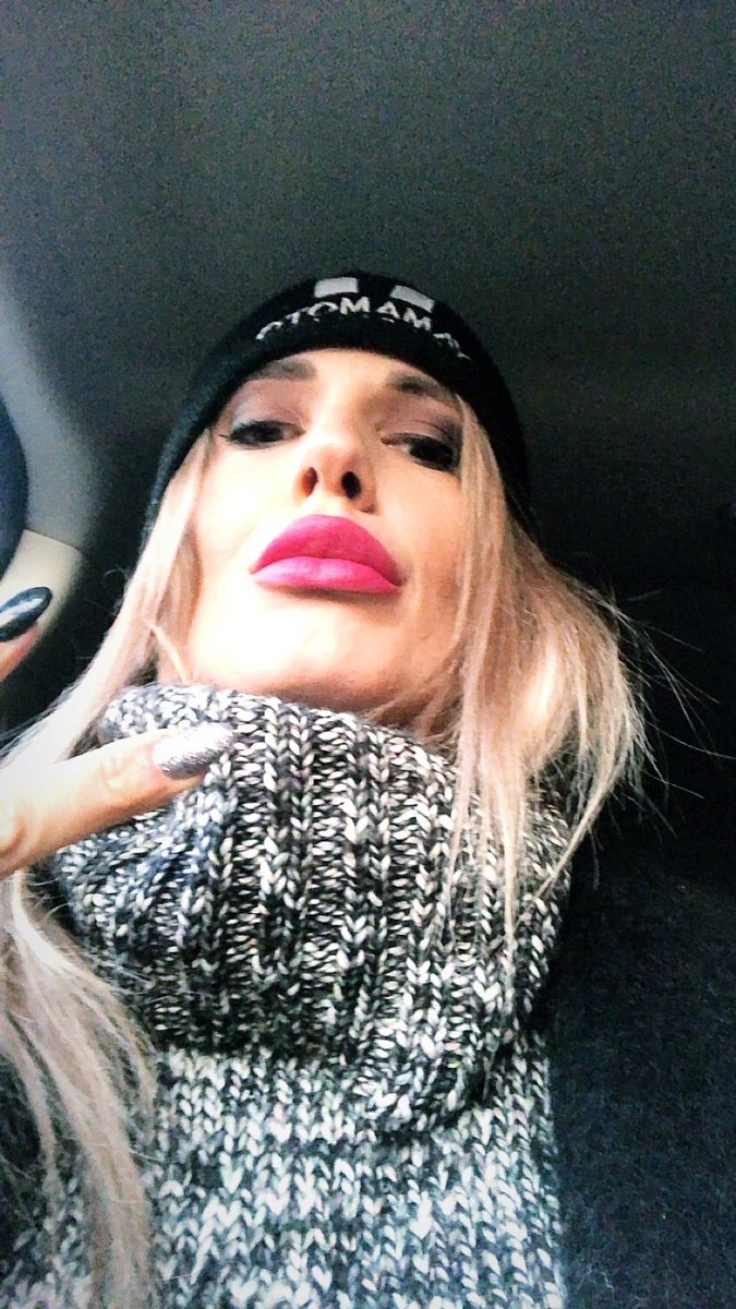 AryBusiness1's tweet photo. Buona serata ... aspettando il Natale.      
🖤🖤🖤 #Natale2017 https://t.co/mWZd45H4ys