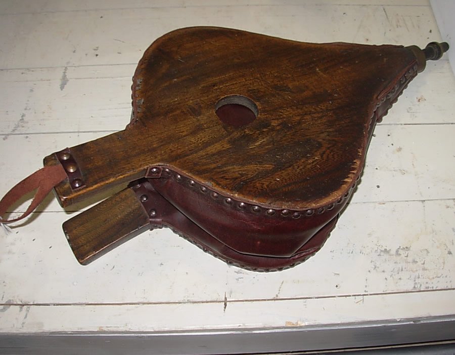 TudorAntiques's tweet image. Lovely old elm #bellows bit.ly/2Bkal1f Lots of #fireside tools, #firebacks and #firegrates. #Petworth #28antiquedealers