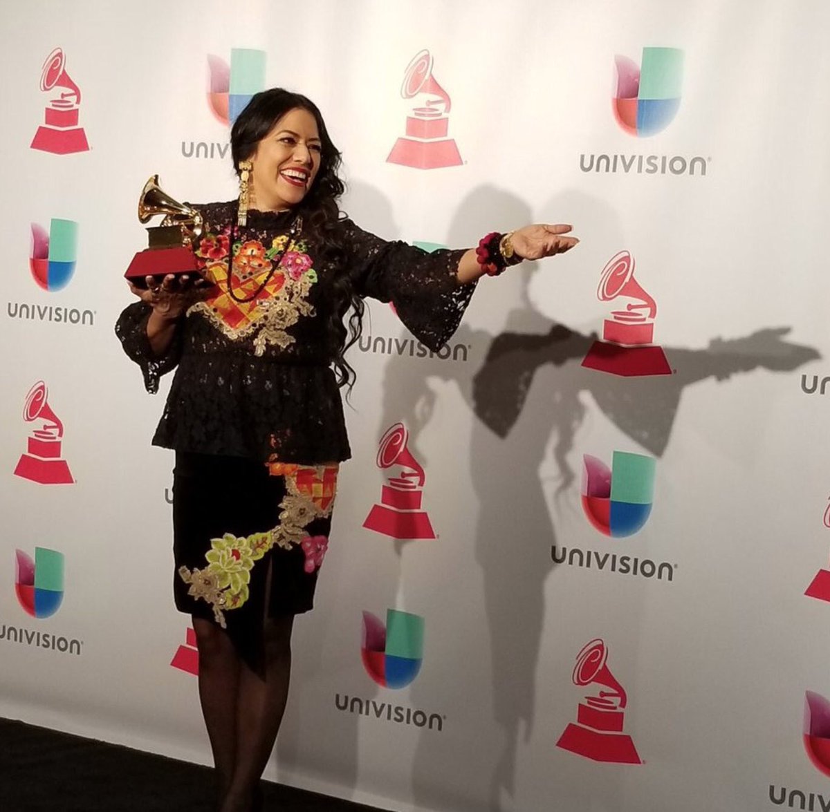 liladowns's tweet photo. Recordando nuestro @LatinGRAMMYs por #SalónLágrimasyDeseo... gracias por el cariño y apoyo en este 2017, mi gente! #LD2017 https://t.co/8SiFA3Q9np