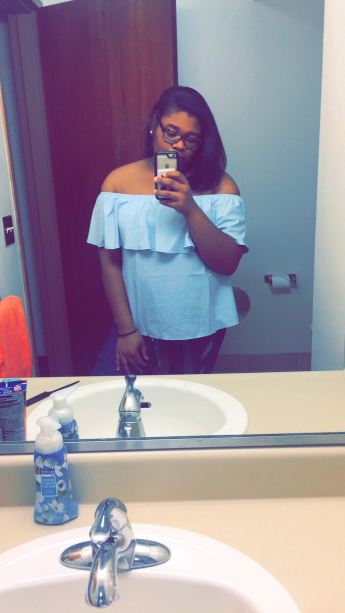 _sierously's tweet photo. these all look the same😬#BlackQueensOfUNCC https://t.co/30pSTfi83Z