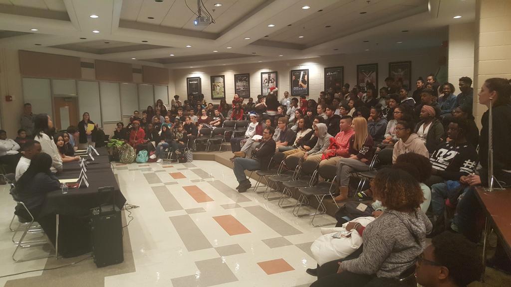 BlakeCounselors's tweet image. Members of the Bengal Class of 2017 talking to Juniors about College life! #AlumniPanel